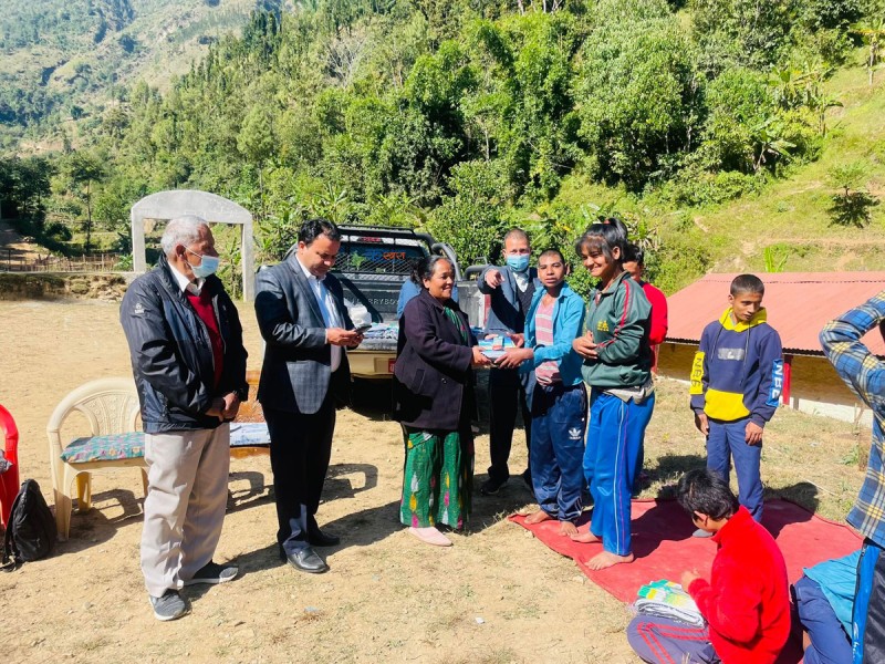 शैक्षिक सामग्री र न्यानो पोशाक वितरण